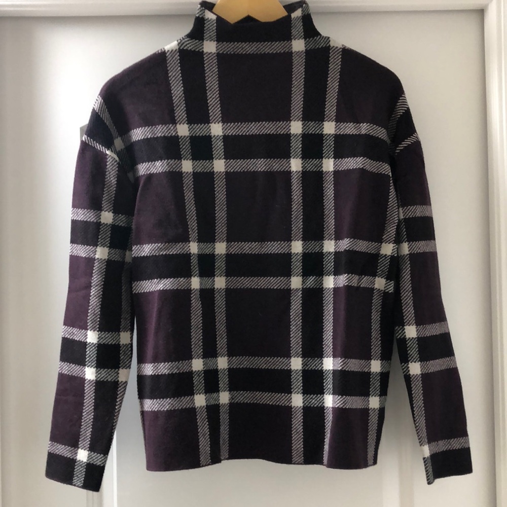 Cozy sweater. Size medium. Great condition.
